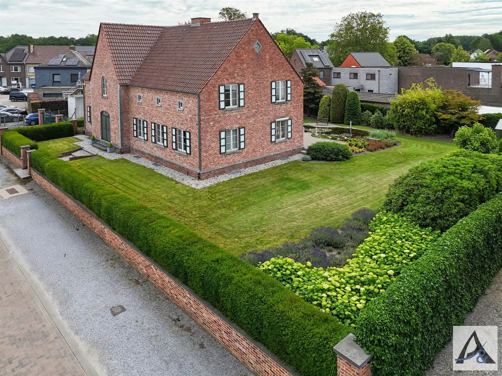 Exclusieve villa met ruime loods in hartje Munsterbilzen foto 56