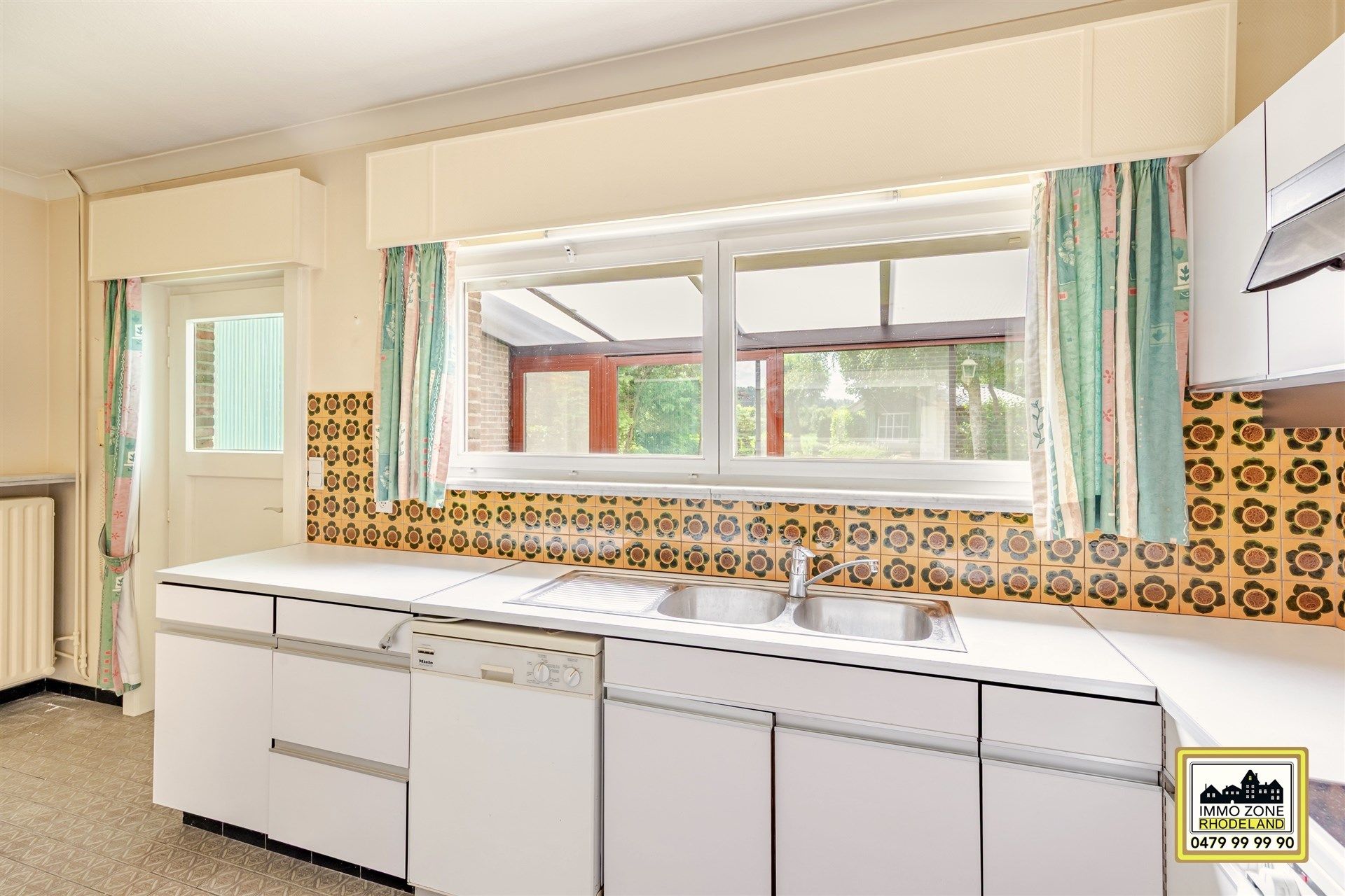 Riante bungalow met 4 slpks, dubbele garage en zonnige tuin foto 14