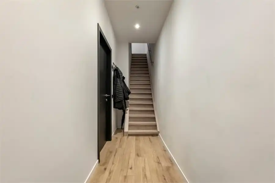 RUIME GERENOVEERDE WONING OP EEN ZEER GOEDE LOCATIE foto 3