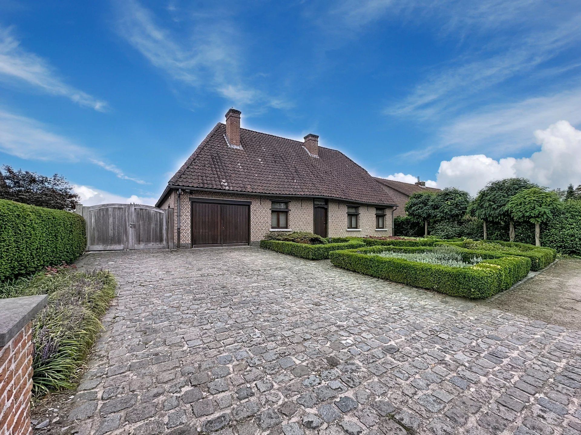 Zeer verzorgde landelijke woning op prachtig perceel met 3 slaapkamers en 2 badkamers. foto {{pictureIndex}}