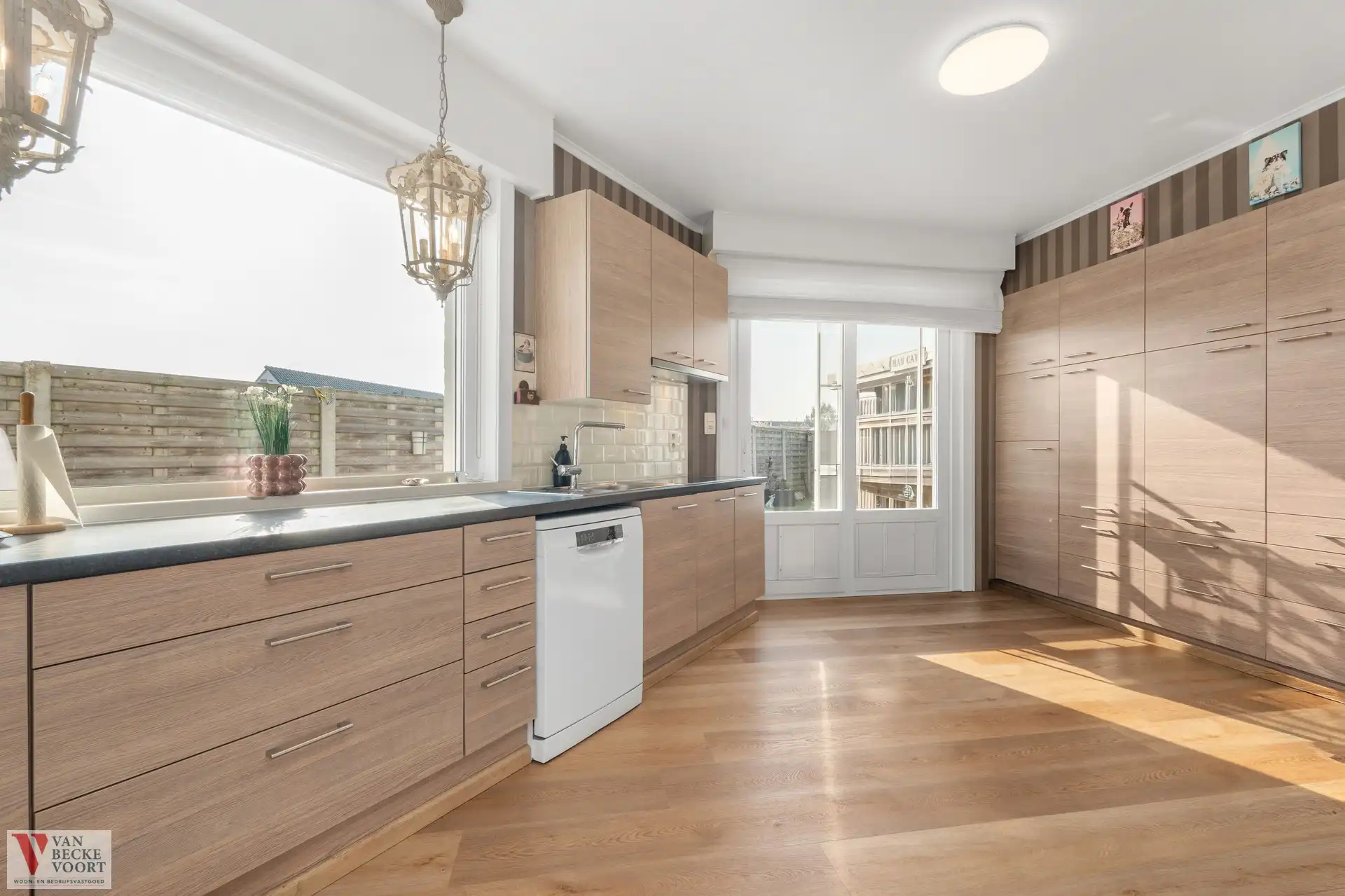 Huis aan invalsweg Oostende foto 8