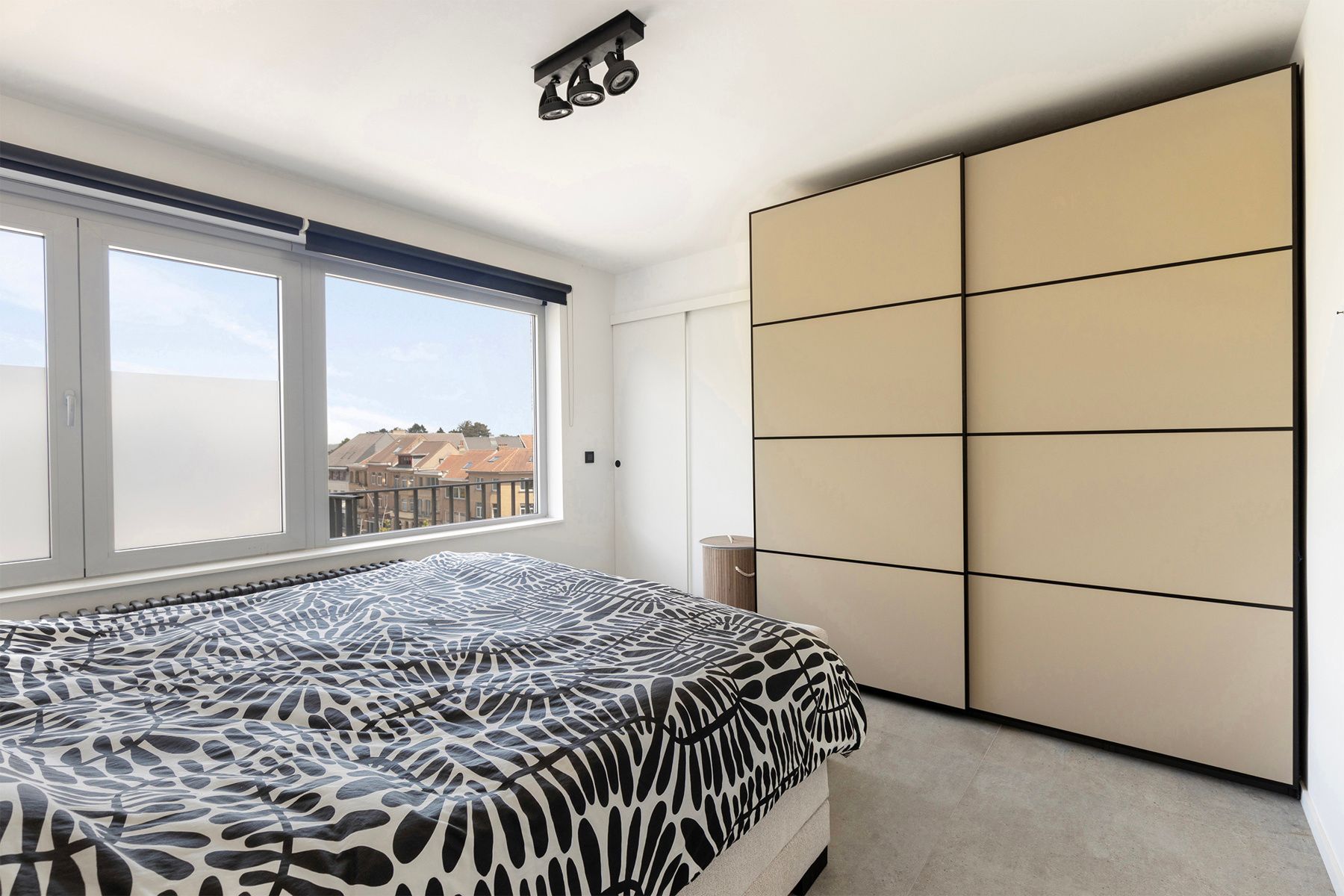 Stijlvol gerenoveerd appartement met 2 slaapkamers & kelder! foto 17