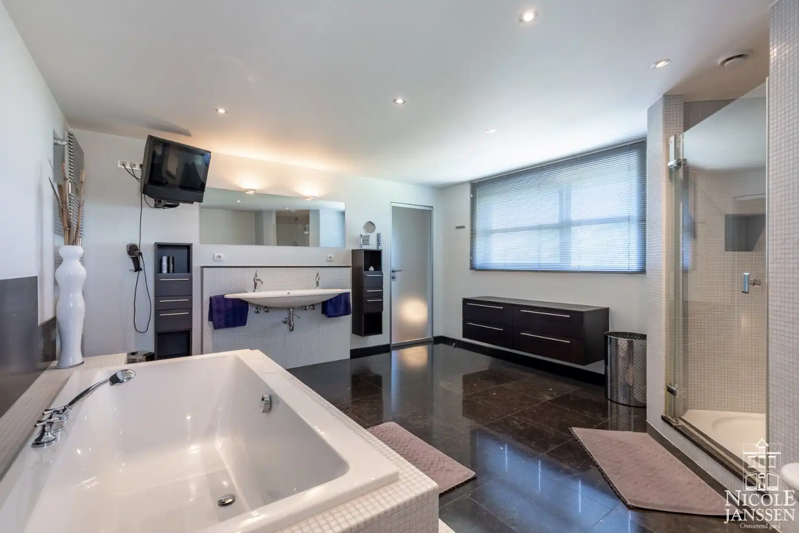 Luxueus ingerichte villa met vier slaapkamers en verzorgde tuin foto 24