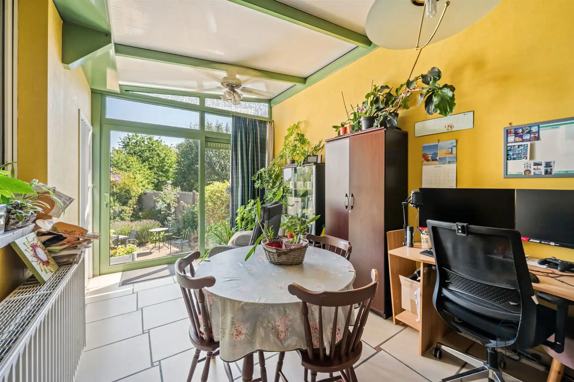 Instapklare 3-slpk woning met 2 garages, tuin en bouwgrond! foto 7