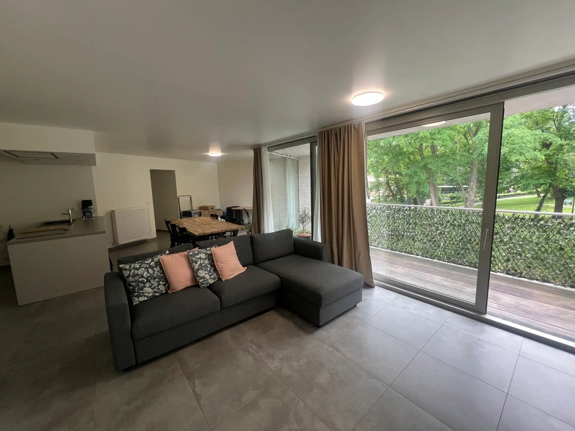 Ruim appartement met uniek groen uitzicht in hartje Genk foto 3