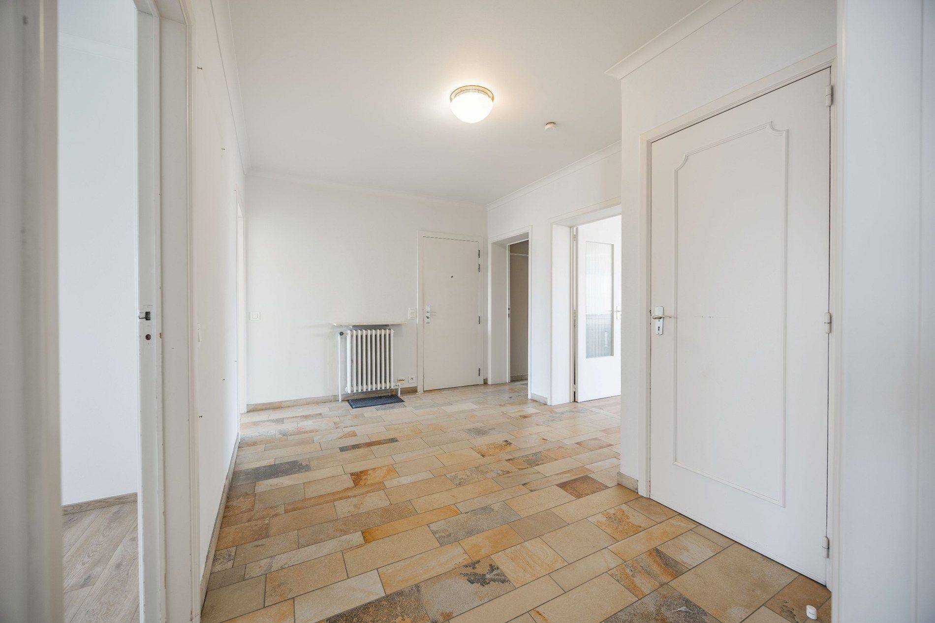 RUIM INSTAPKLAAR APPARTEMENT MET GARAGE foto 3