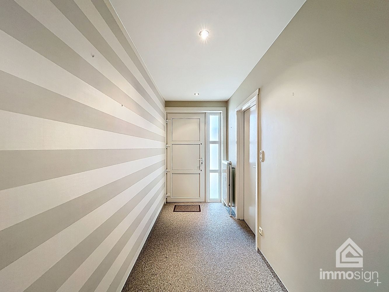 Instapklare gelijkvloerse woning (bungalow) op een perceel van 1079 m² met uitzicht over de velden, vlakbij de grens met Nederland foto 2