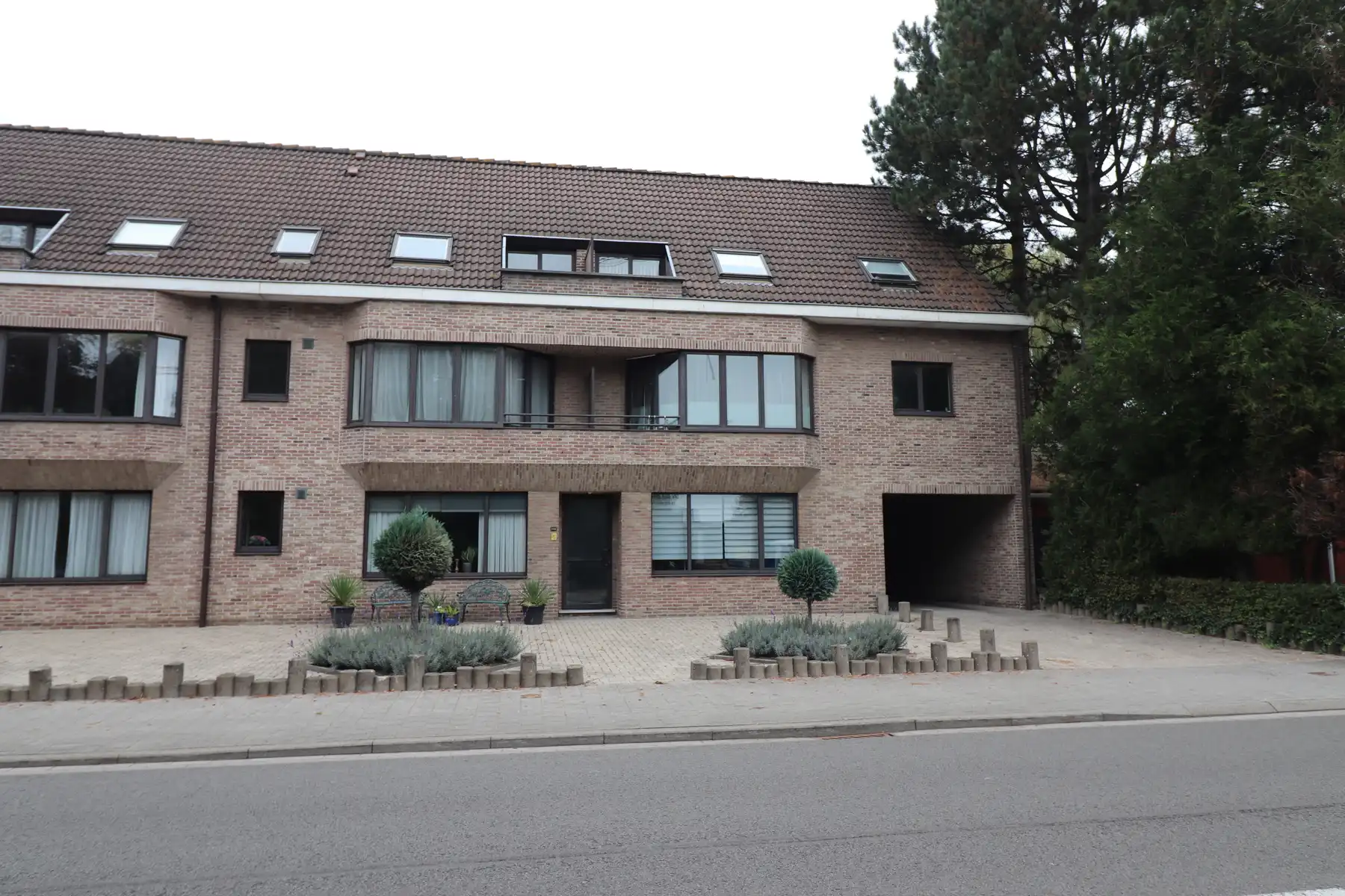 Recent gerenoveerd dakappartement met balkon, terras en garage. foto {{pictureIndex}}