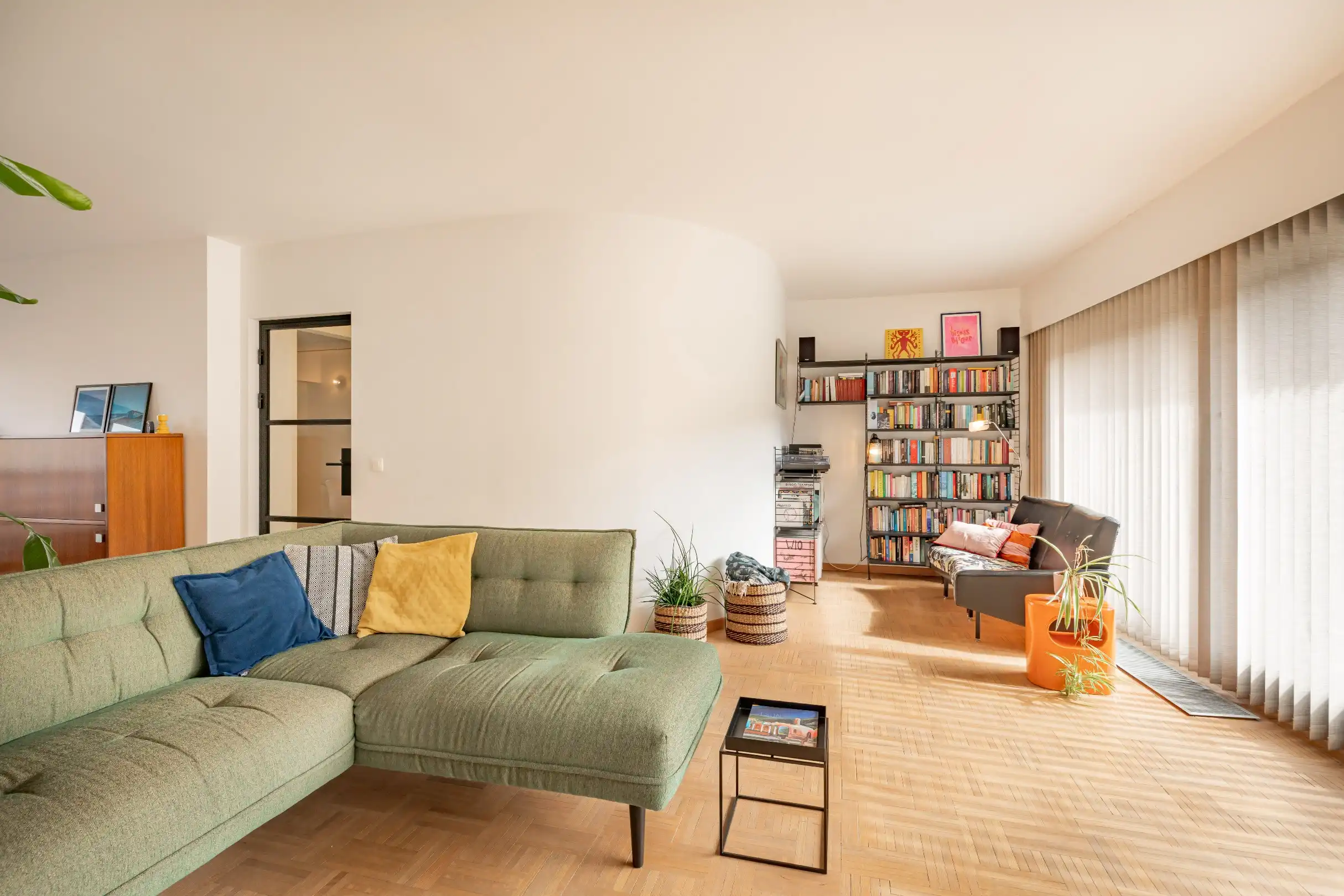 Karaktervolle en lichtrijke architectenwoning met stijlvolle renovatie foto {{pictureIndex}}