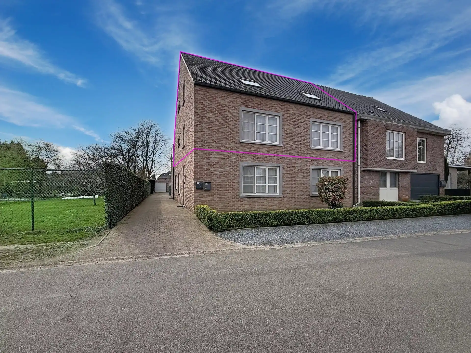Te koop: Ruim duplex appartement met 4 slaapkamers in Lommel foto {{pictureIndex}}