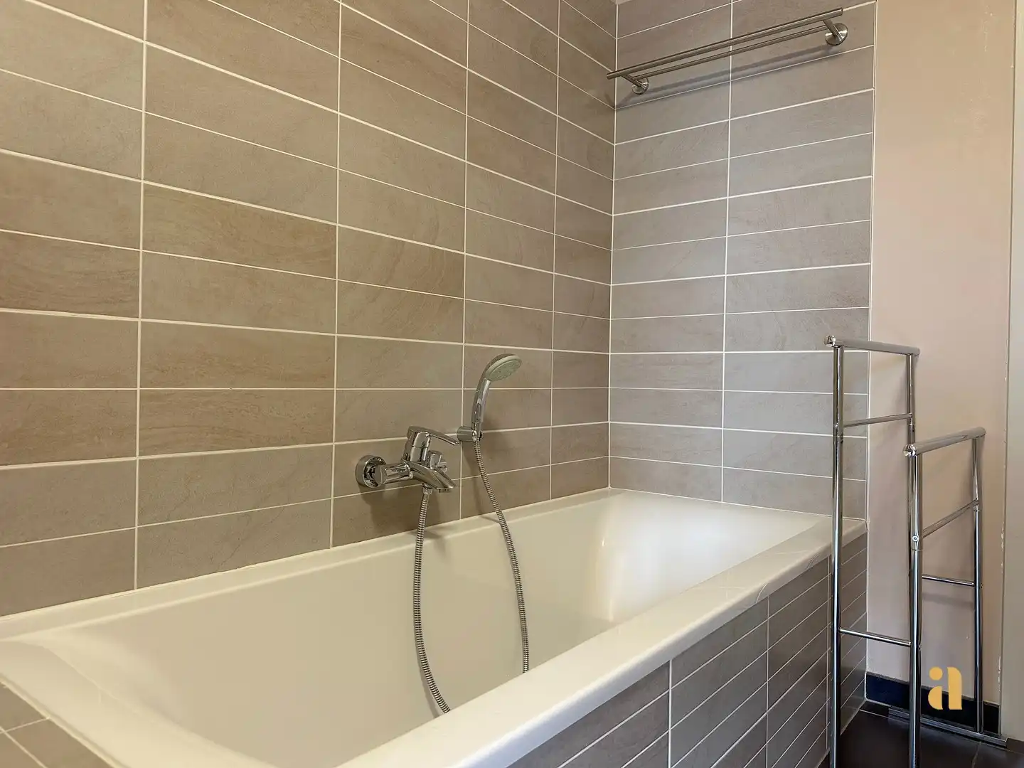 Zon, ruimte & torens: dit lichtrijke appartement heeft het allemaal! foto 21