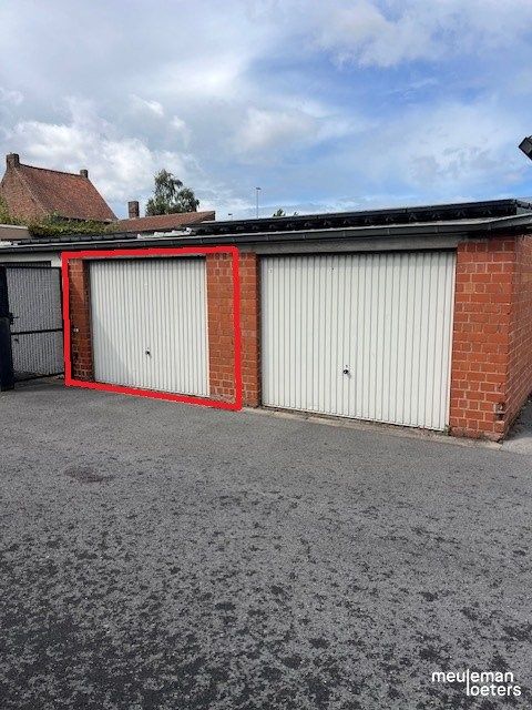 Garagebox met manuele poort foto {{pictureIndex}}