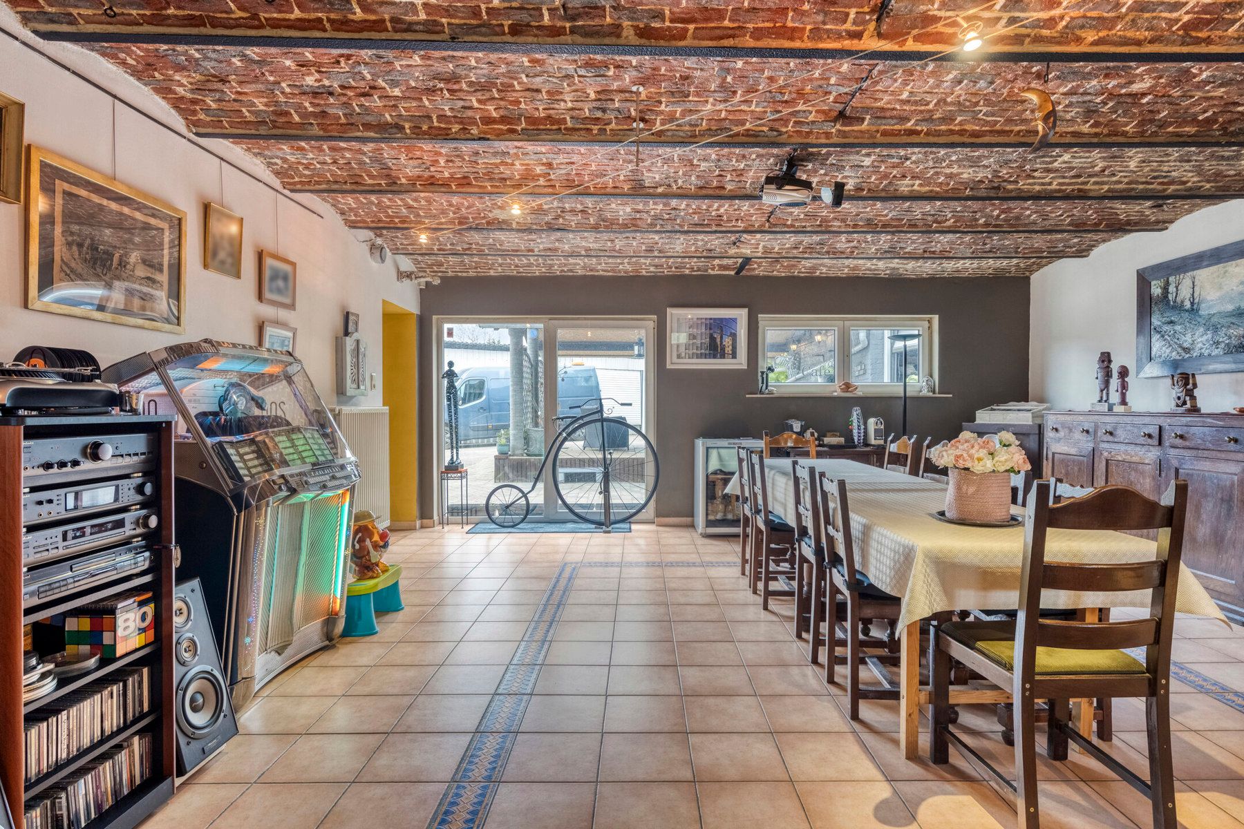 Ruime woning met aanpalende loods op toplocatie. foto 8