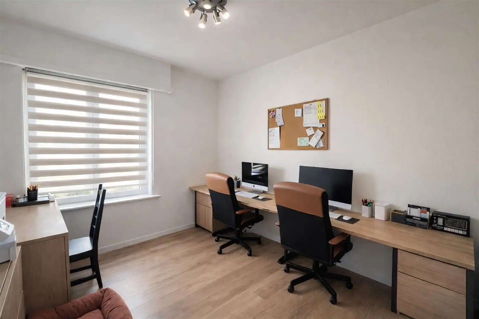 Ruime villa met 6 slaapkamers, zonnige tuin, 2 garages en oprit in rustige woonwijk te Lier foto 6