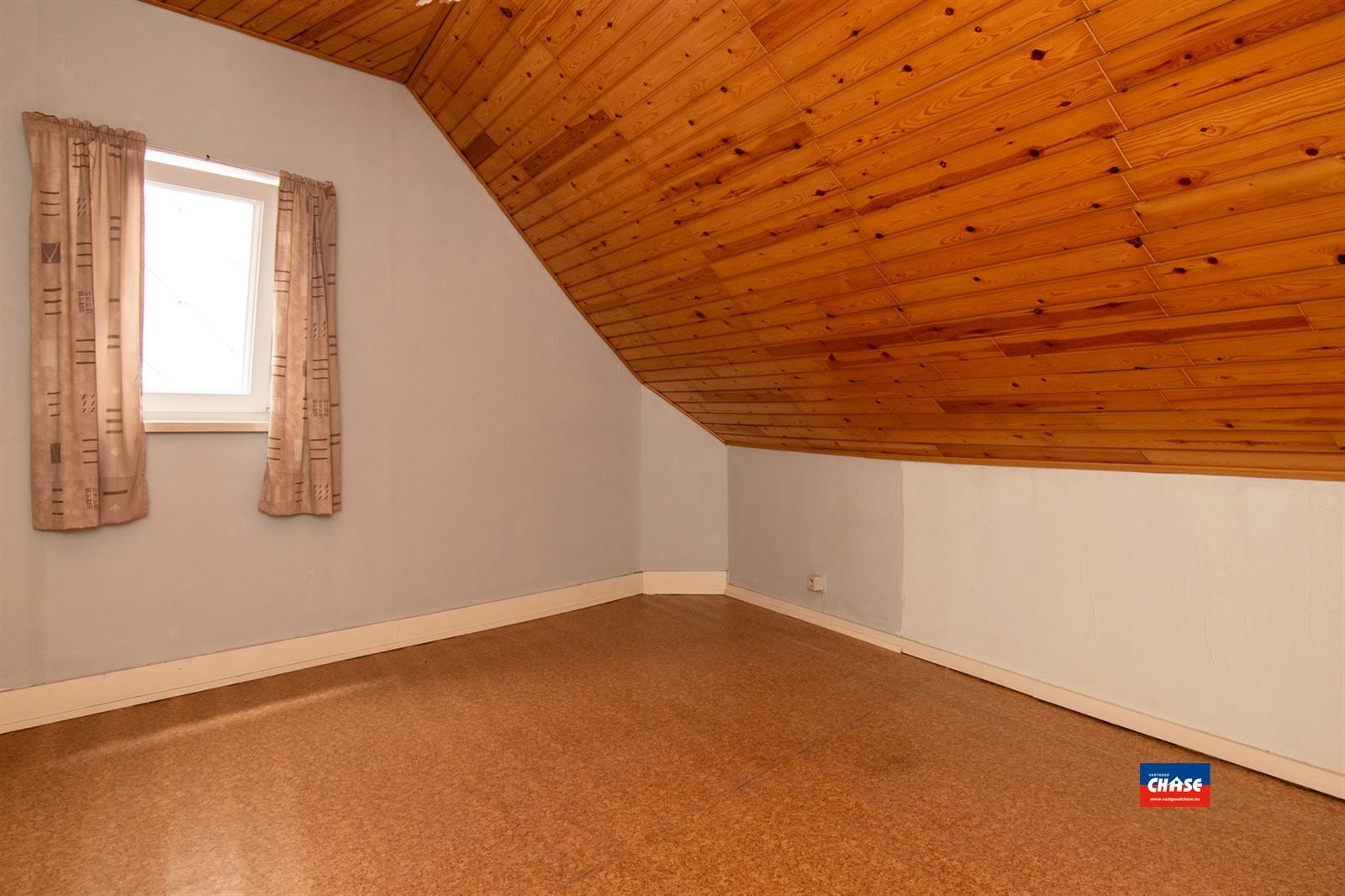 Te renoveren starterswoning met 2 slaapkamers en koertje foto 12