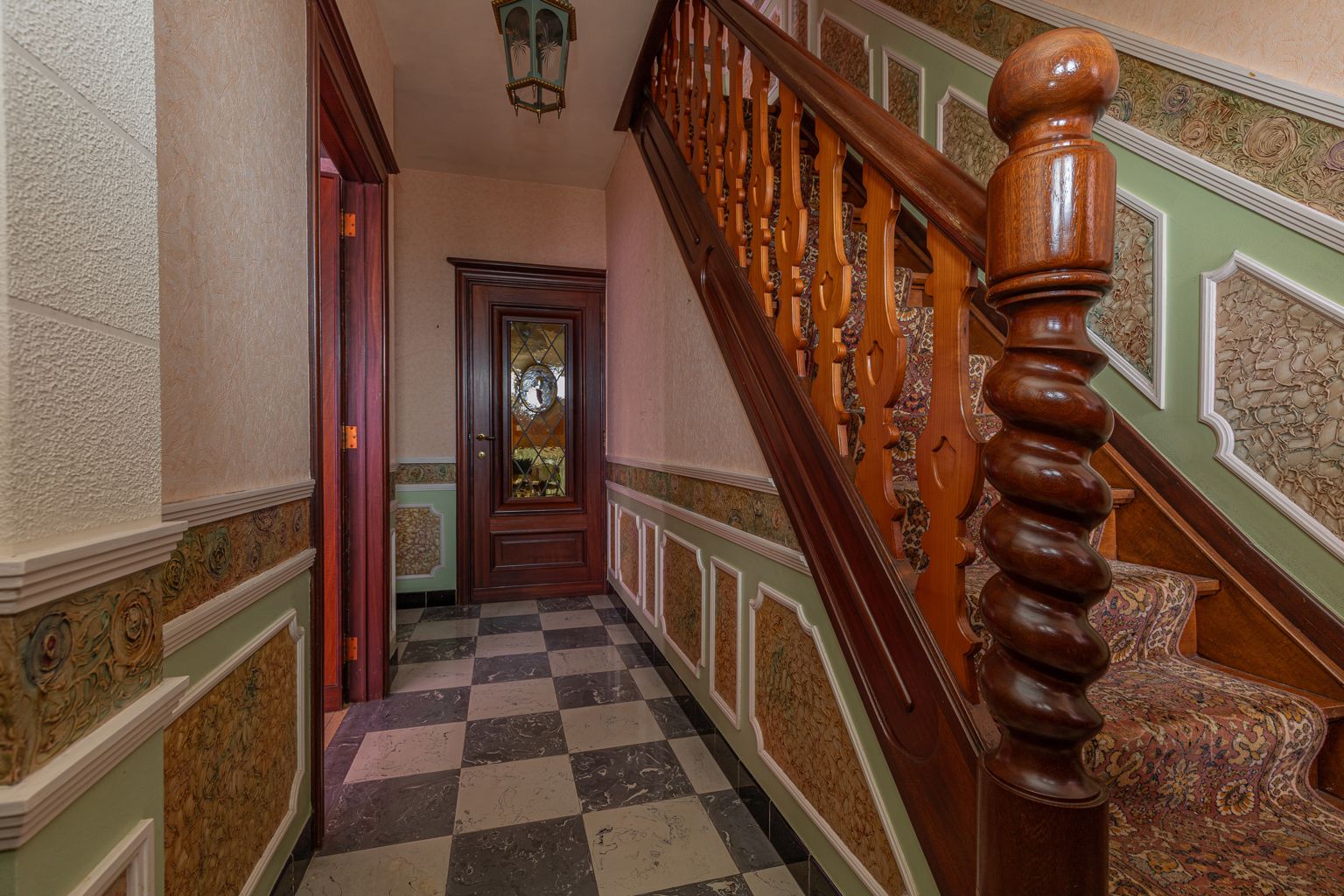 Ruime te renoveren gezinswoning met 4 slpks! foto 3