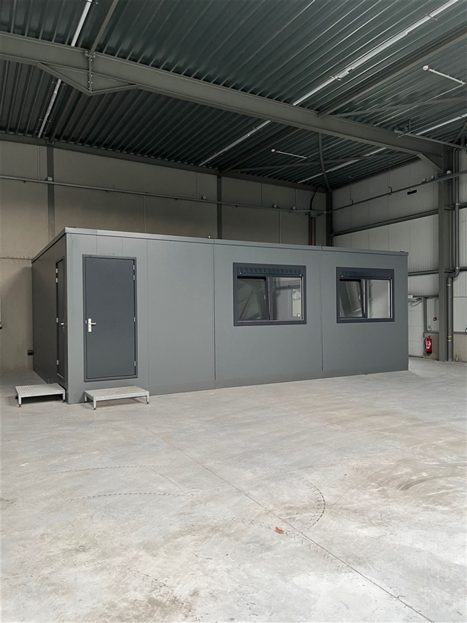 Instapklaar magazijn te huur te Vichte foto 5