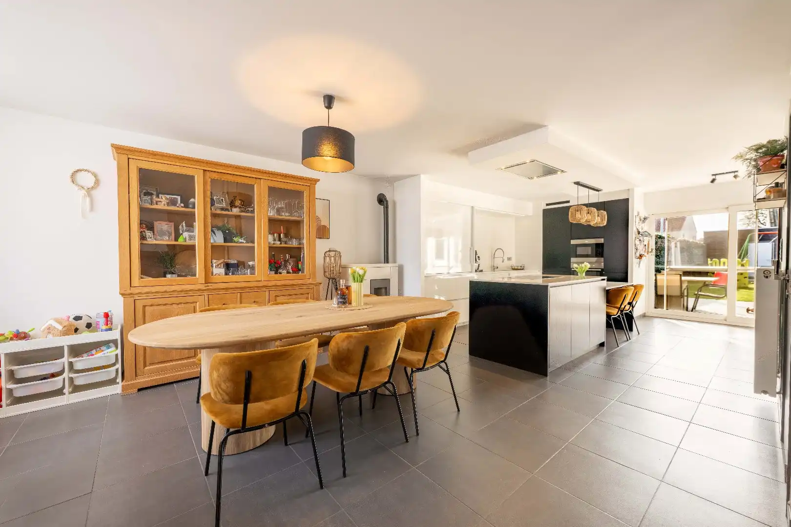 RUIME GEZINSWONING | 4 SLPKS | 2 BADKS | DUBBELE GARAGE & TOEGANG ACHTEROM  foto 2