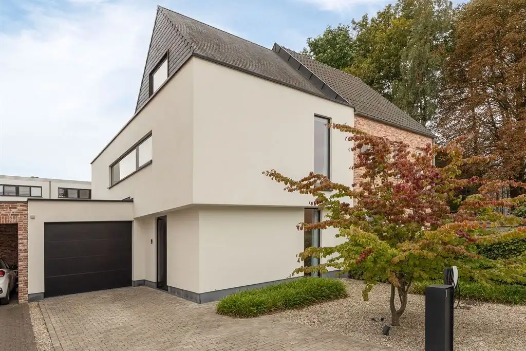 Moderne architecturale woning in een doodlopend straatje foto {{pictureIndex}}