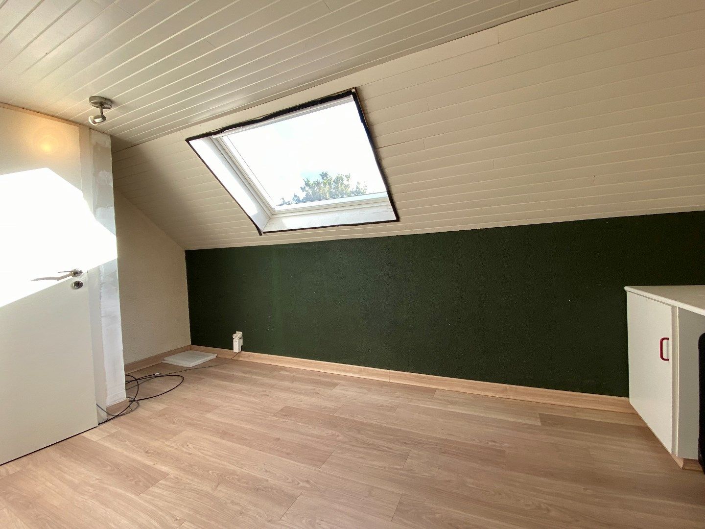 Hippe woning met 4 slaapkamers, dubbele garage en gelegen aan het sportpark te Kuurne. foto 13