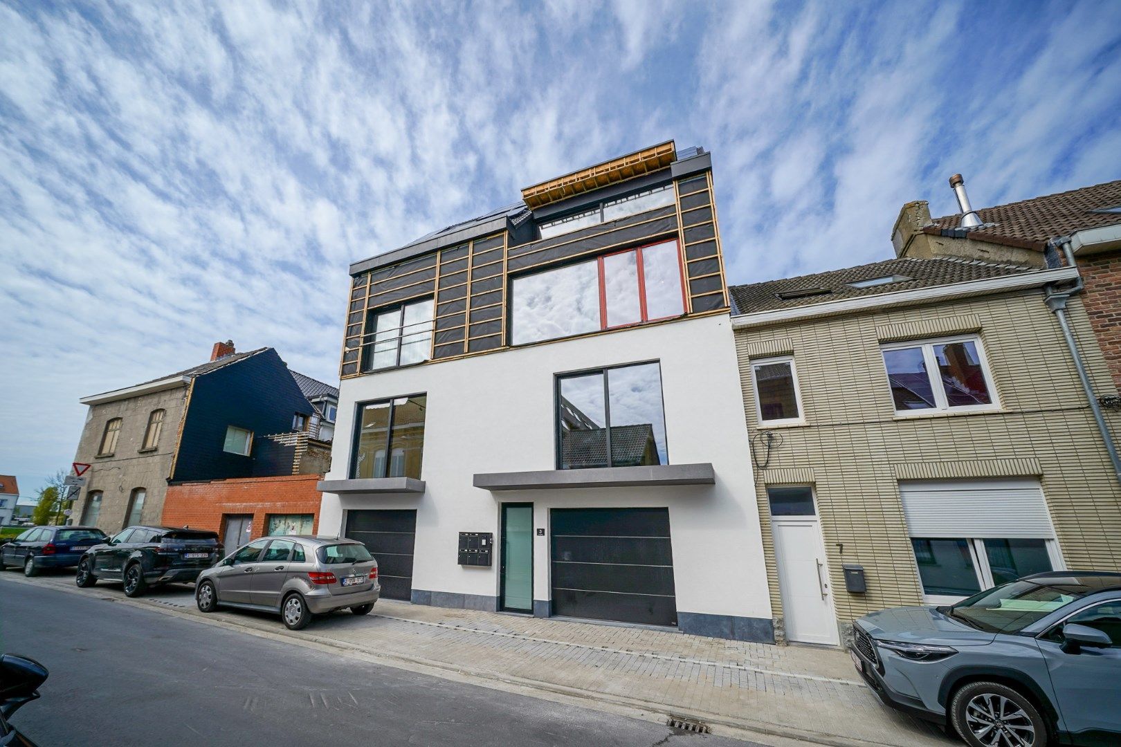 Nieuwbouwproject te Bredene bestaande uit 5 appartementen en 5 autotaanplaatsen. foto {{pictureIndex}}