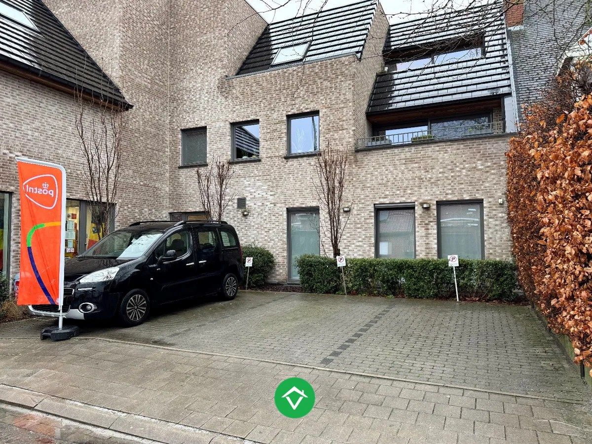 Centraal gelegen handelsruimte met 3 autostandplaatsen te Izegem foto 7