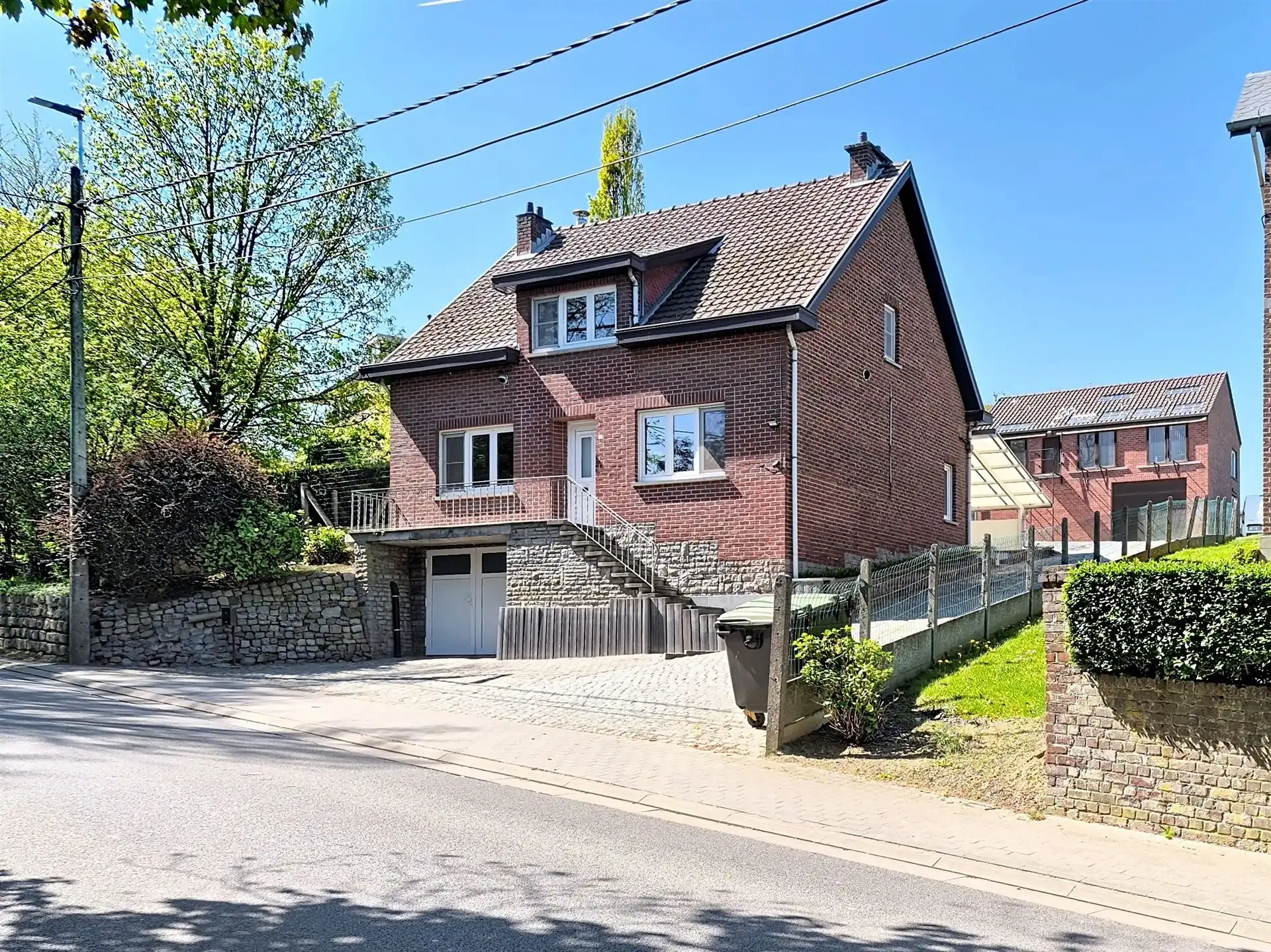 Hoofdfoto van de publicatie: Te renoveren woning met recente ruime loods 