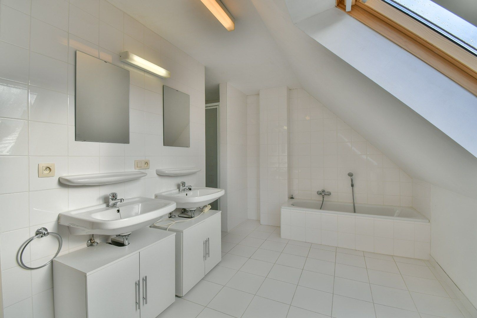 Halfopen gezinswoning met drie slaapkamers foto 10