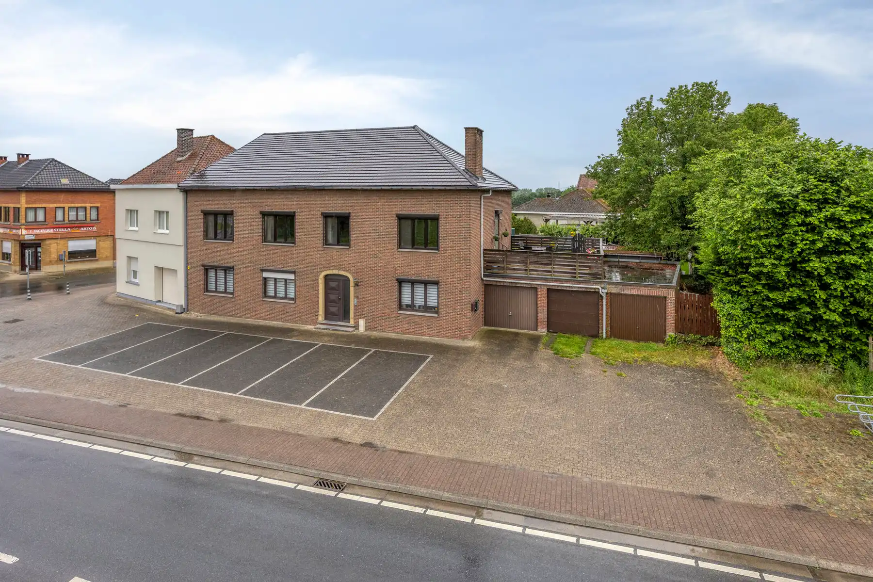 Zeer ruim appartement(3slpks) met 2 garages + zolder + tuin  foto {{pictureIndex}}
