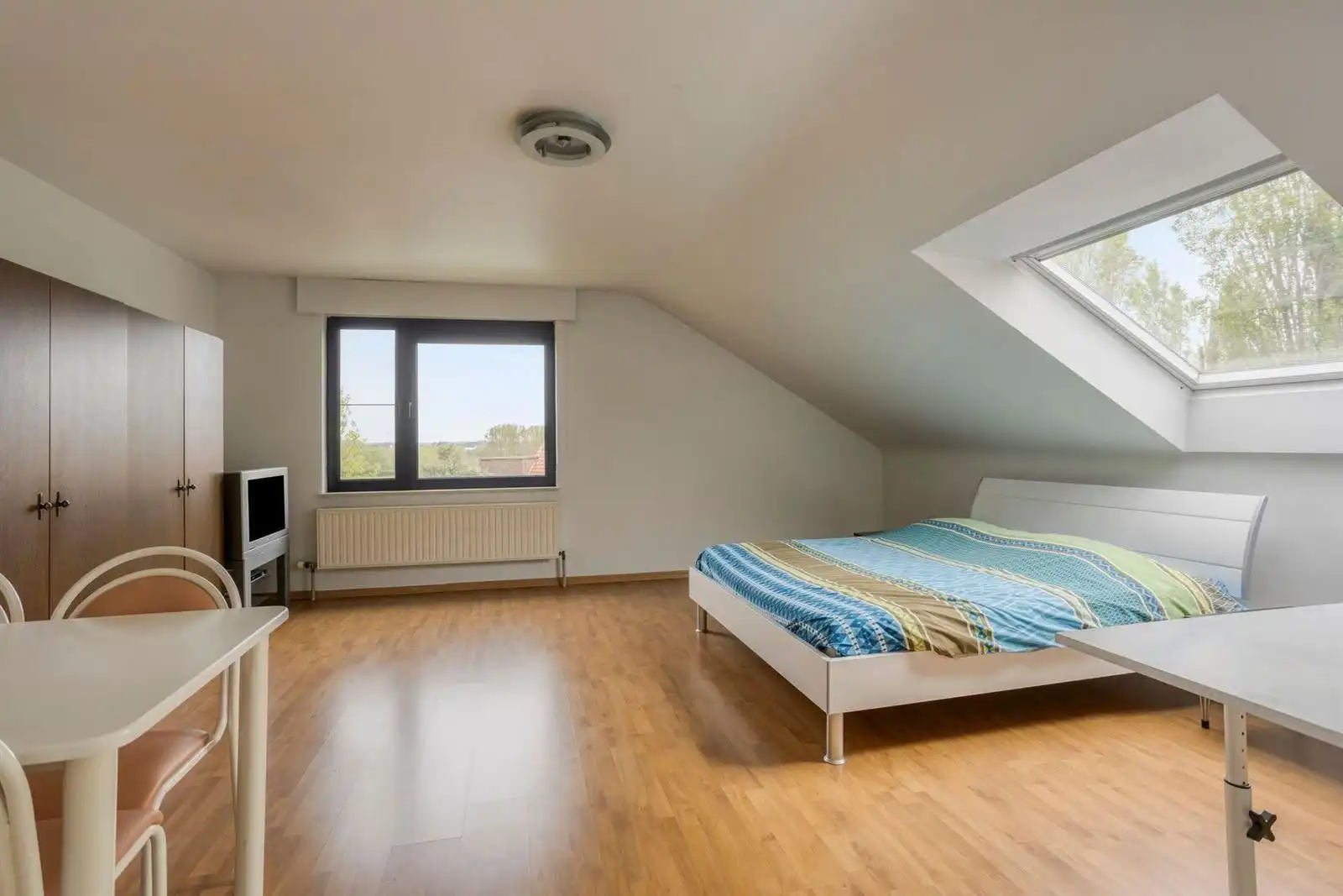 Commerciele ruimte met parking ,woning 5 slaapkamers en tuin  foto 21