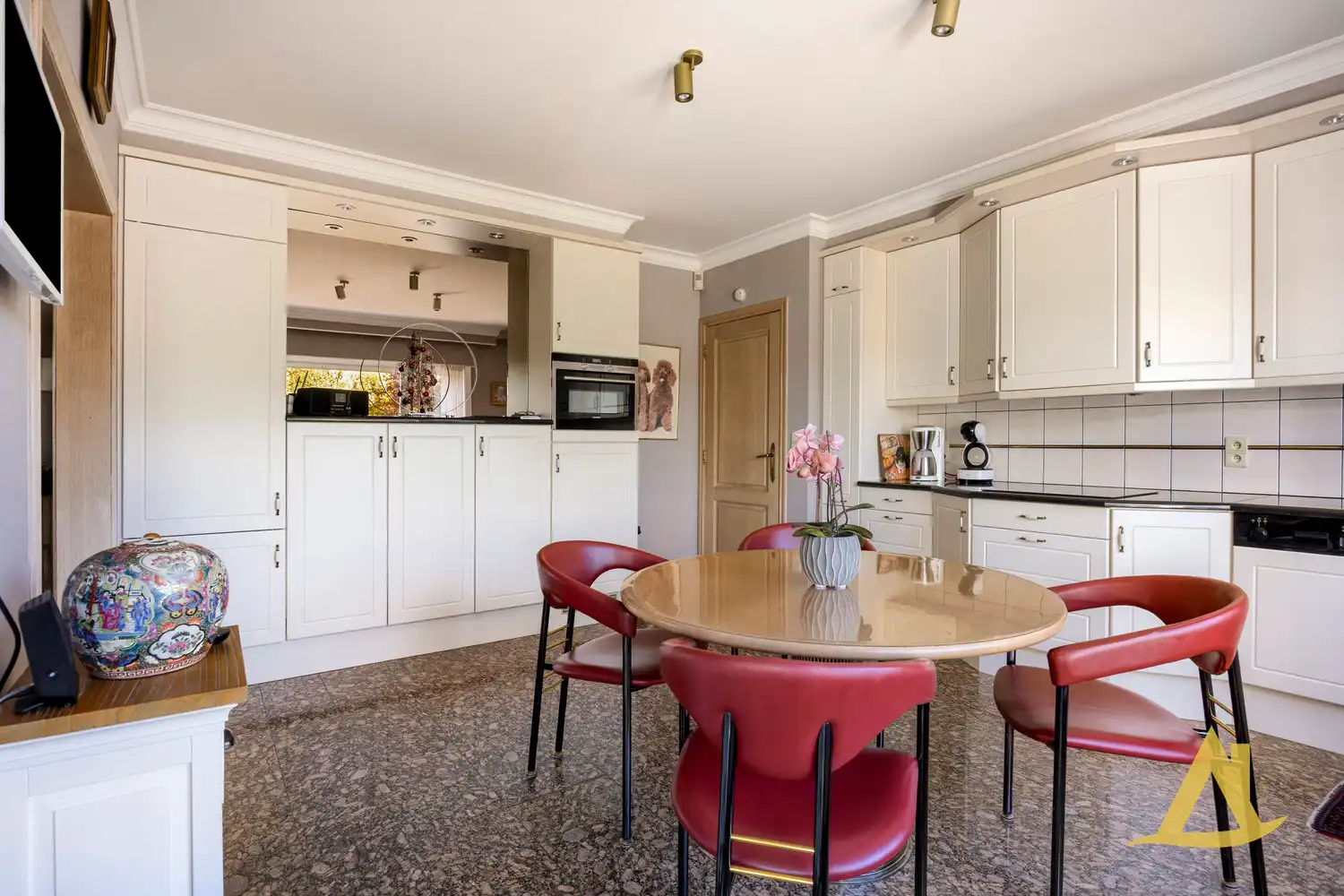 EXCLUSIEVE VILLA MET PARKTUIN EN ZWEMVIJVER OP EEN PERCEEL VAN 1HA 5A 16CA! foto 19