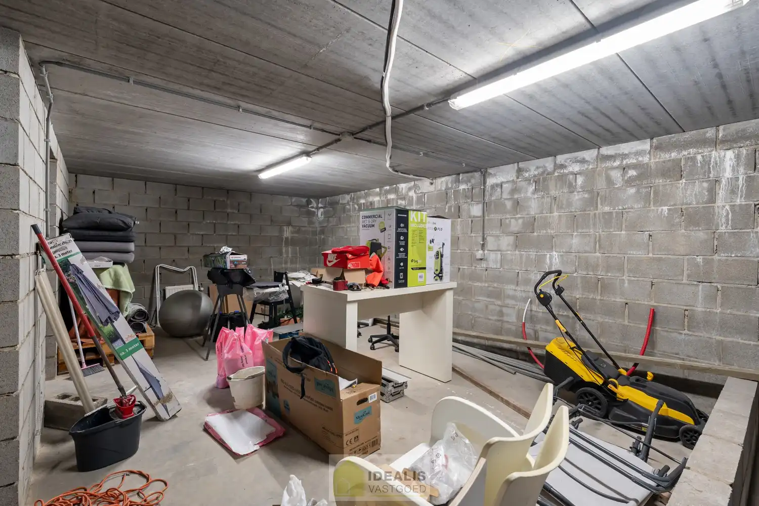 IDEALIS VASTGOED – ZEER RUIME EENGEZINSWONING MET EEN KNAPPE LEEFRUIMTE MET AANSLUITEND OPEN MODERNE KEUKEN, MOMENTEEL 3 SLAAPKAMERS MAAR MOGELIJKHEID TOT 4 SLAAPKAMERS, 2 BADKAMERS, ONDERKELDERD EN VOLLEDIG AANGELEGD MET EEN KNAPPE TUIN EN HEERLIJK OVERDEKT TERRAS OP EEN PERCEEL VAN 5A 63CA! Deze ruime gezinswoning omvat +- 215m² netto bewoonbare oppervlakte met een aangename woonkamer bestaande uit zit-en eetgedeelte, een open moderne keuken, 3 slaapkamers maar mogelijkheid tot 4 slaapkamers en 2 badkamers. Een unieke kans voor kandidaten op zoek naar een ééngezinswoning voorzien van alle faciliteiten en comfort op een fijne locatie in een residentiële wijk tussen de centra van Oudsbergen, Bocholt, Bree en Peer! De huidige eigenaars hebben de woning in 2023 grondig gerenoveerd en o.a. voorzien van vloerverwarming, een warmtepompboiler en 2 lucht-luchtsystemen om te koelen en warmen!! foto 34