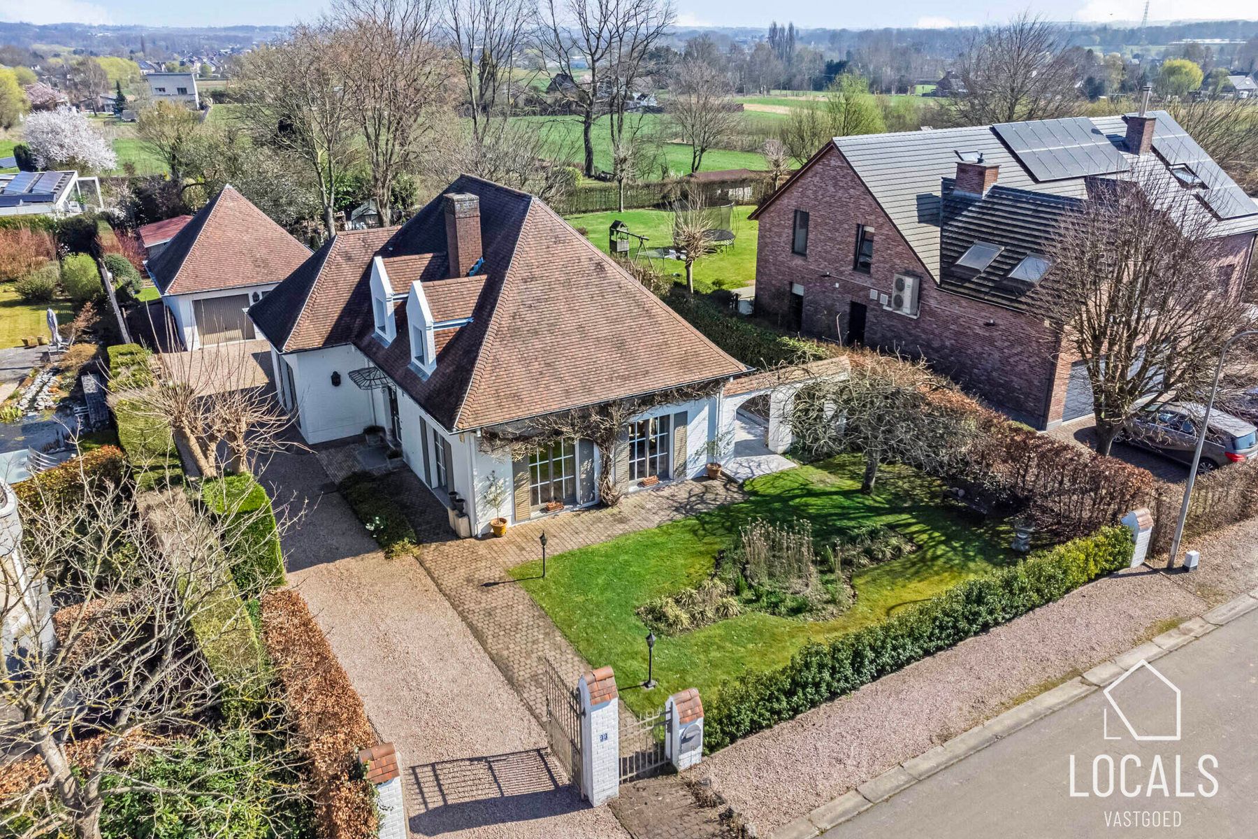 Hoofdfoto van de publicatie: Tijdloze villa in doodlopende straat aan het bos