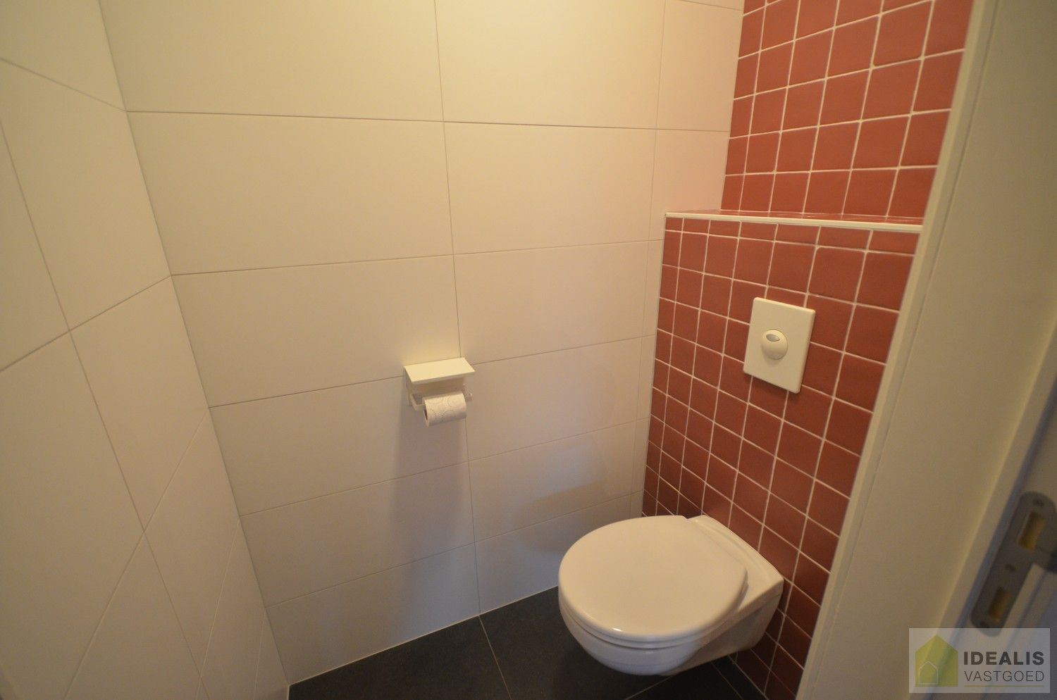 LUXUEUS AFGEWERKTE VILLA IN ZEER GOEDE STAAT! Deze ruime woning omvat o.a. een grote leefruimte, ruime keuken met bergplaats, wasplaats, 3 slaapkamers, ruime badkamer, inpandige garage en bergzolder! De villa is gelegen op een perceel met een opp. +/-13a dat volledig is aangelegd en omheind! Zeer geschikt voor kandidaten op zoek naar een rustig, doch centraal gelegen instapklare woning. foto 18