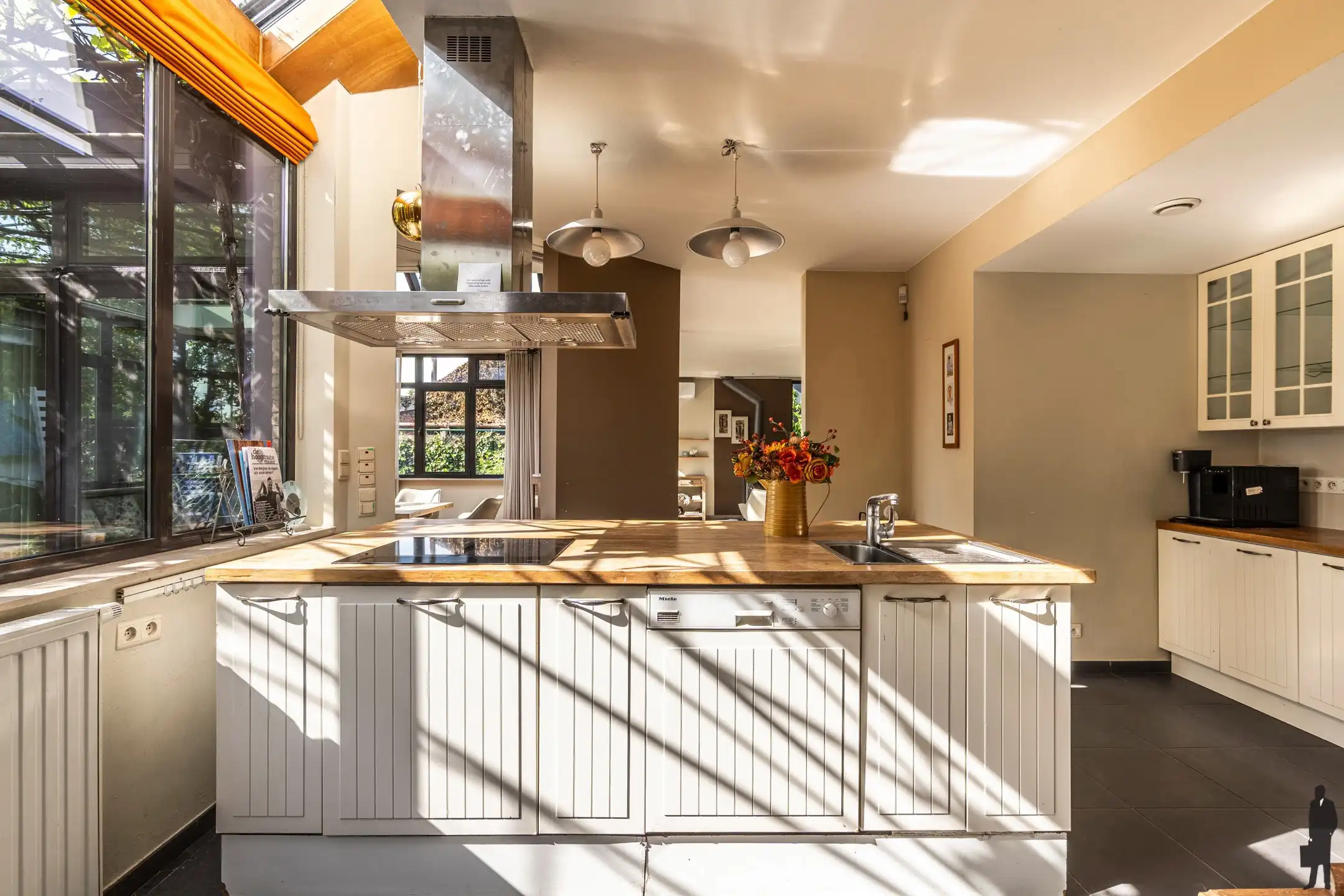 Vrijstaande, ruime gezinswoning met 5-7 slpk. en/of mogelijkheden tot kantoor - beroep aan huis foto 11