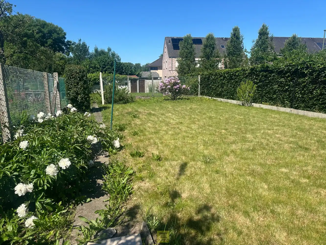 Woning met grote tuin en garage foto 2