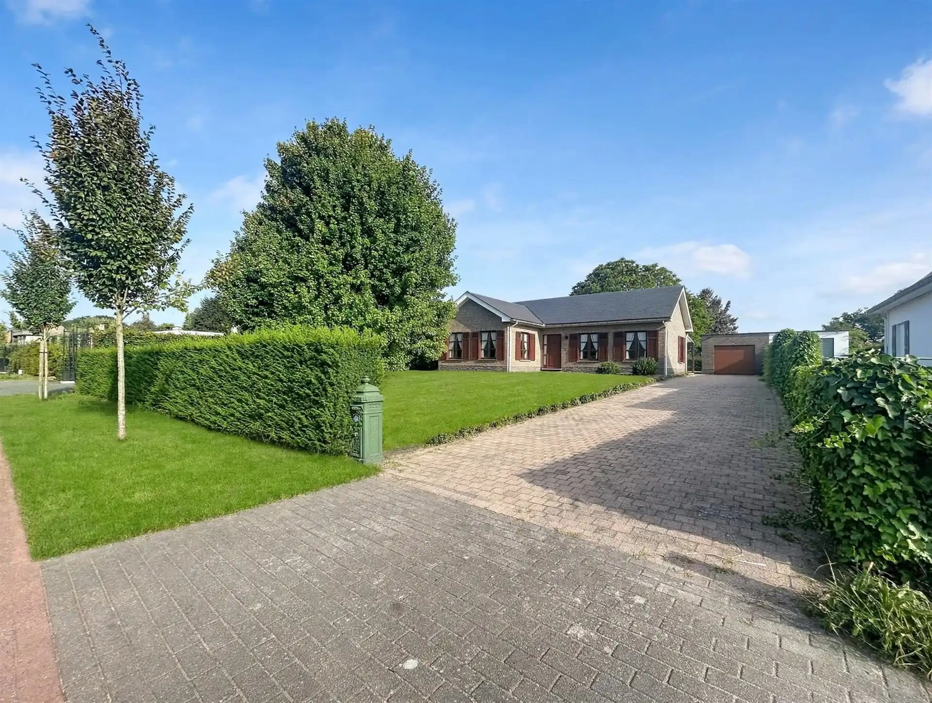 Hoofdfoto van de publicatie: open bebouwing met 3 slaapkamers en garage op perceel van 1808m²