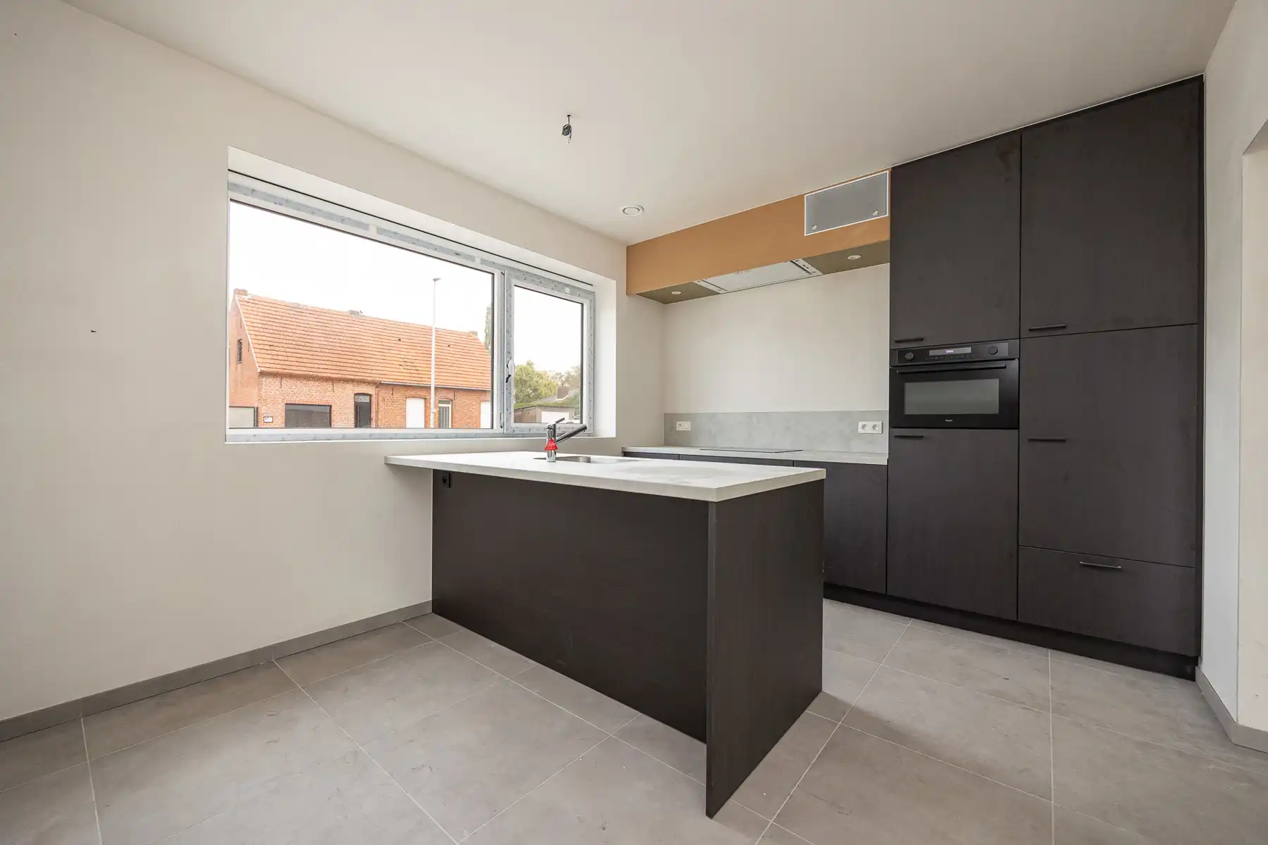 Halfopen woning met 3 slaapkamers en fietsenberging/carport op perceel van ca 540m² foto 5