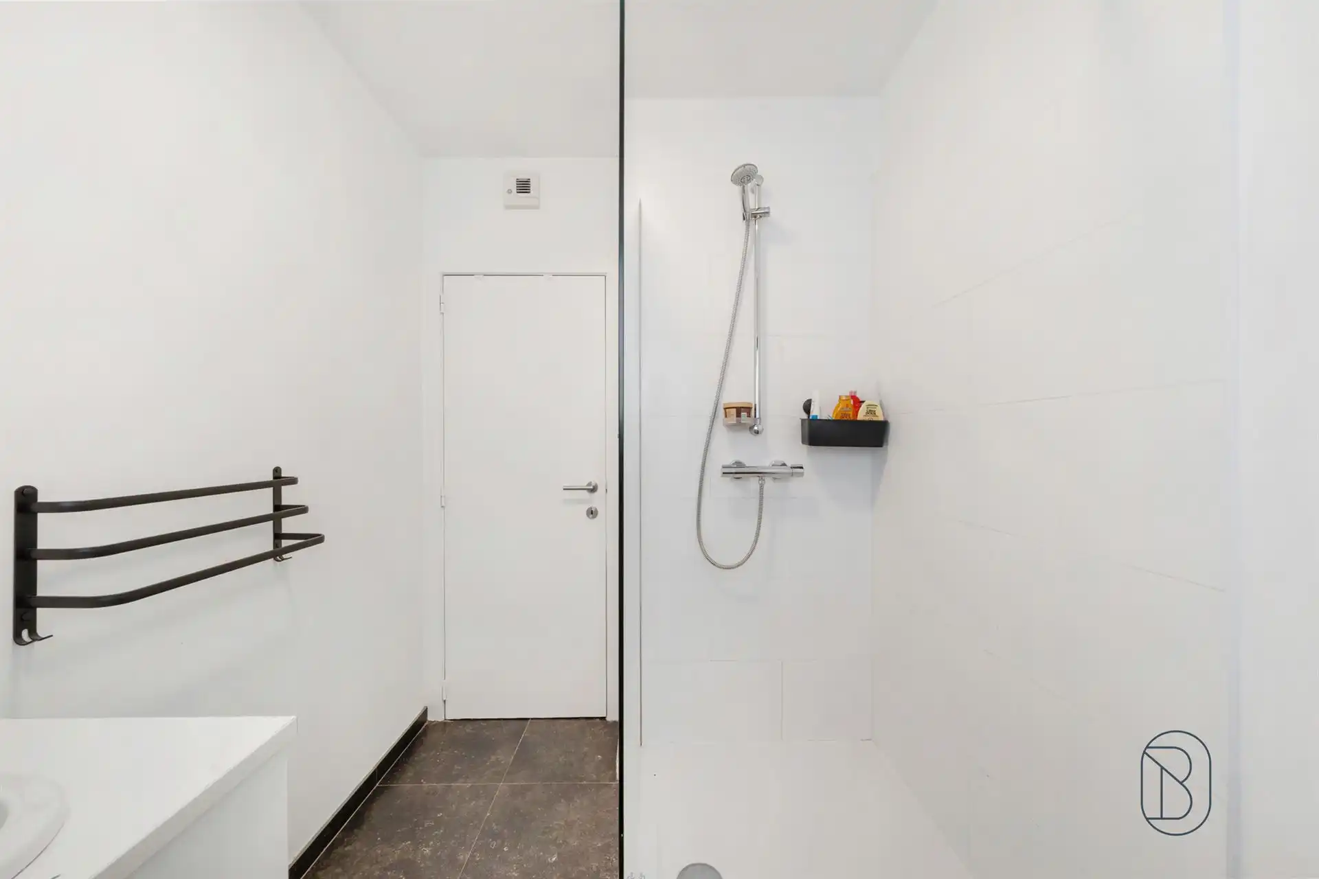 Topgelegen gelijkvloers appartement met 2 slk, tuin + aparte garagebox foto 11