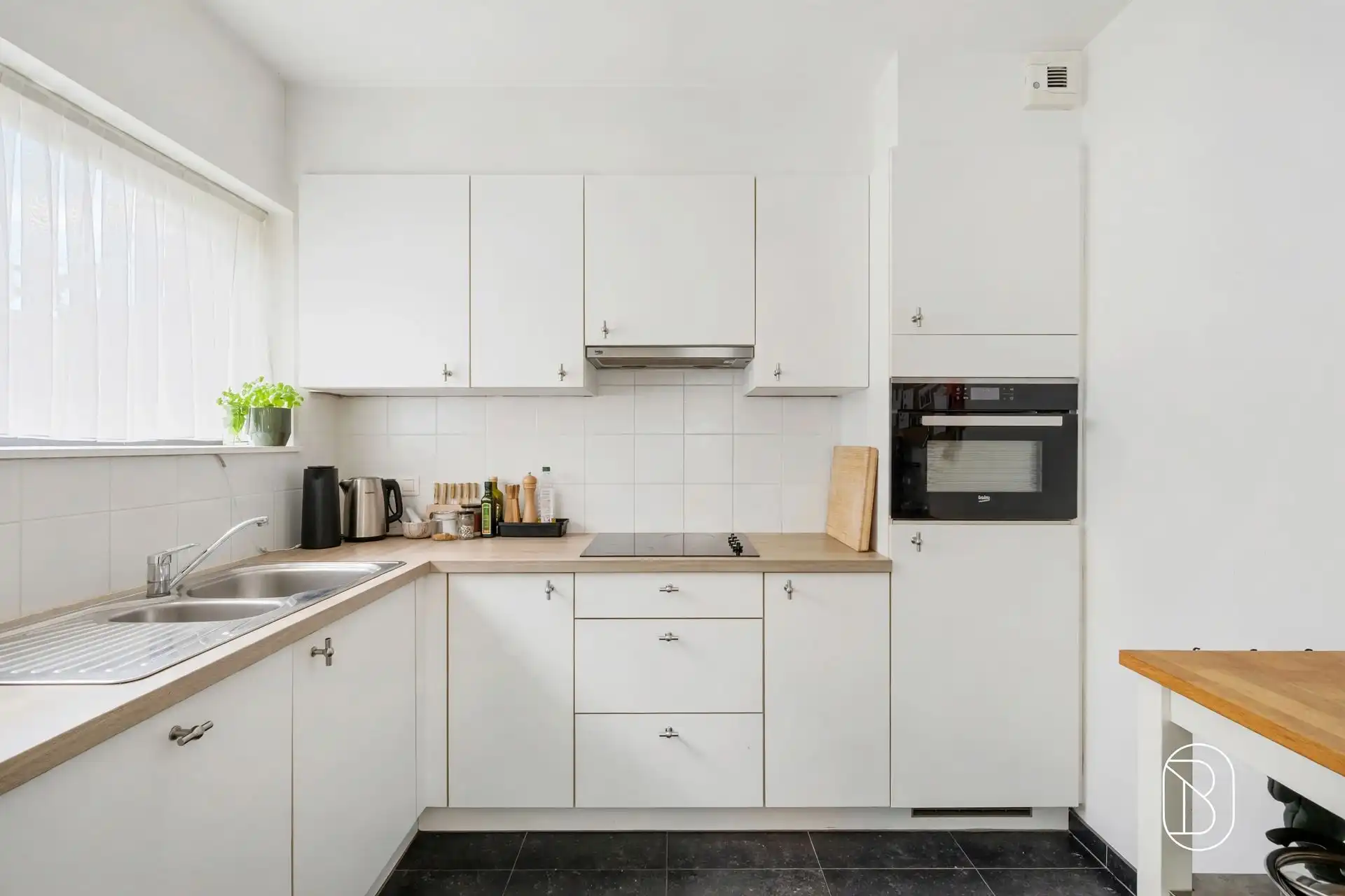 Topgelegen gelijkvloers appartement met 2 slk, tuin + aparte garagebox foto 6