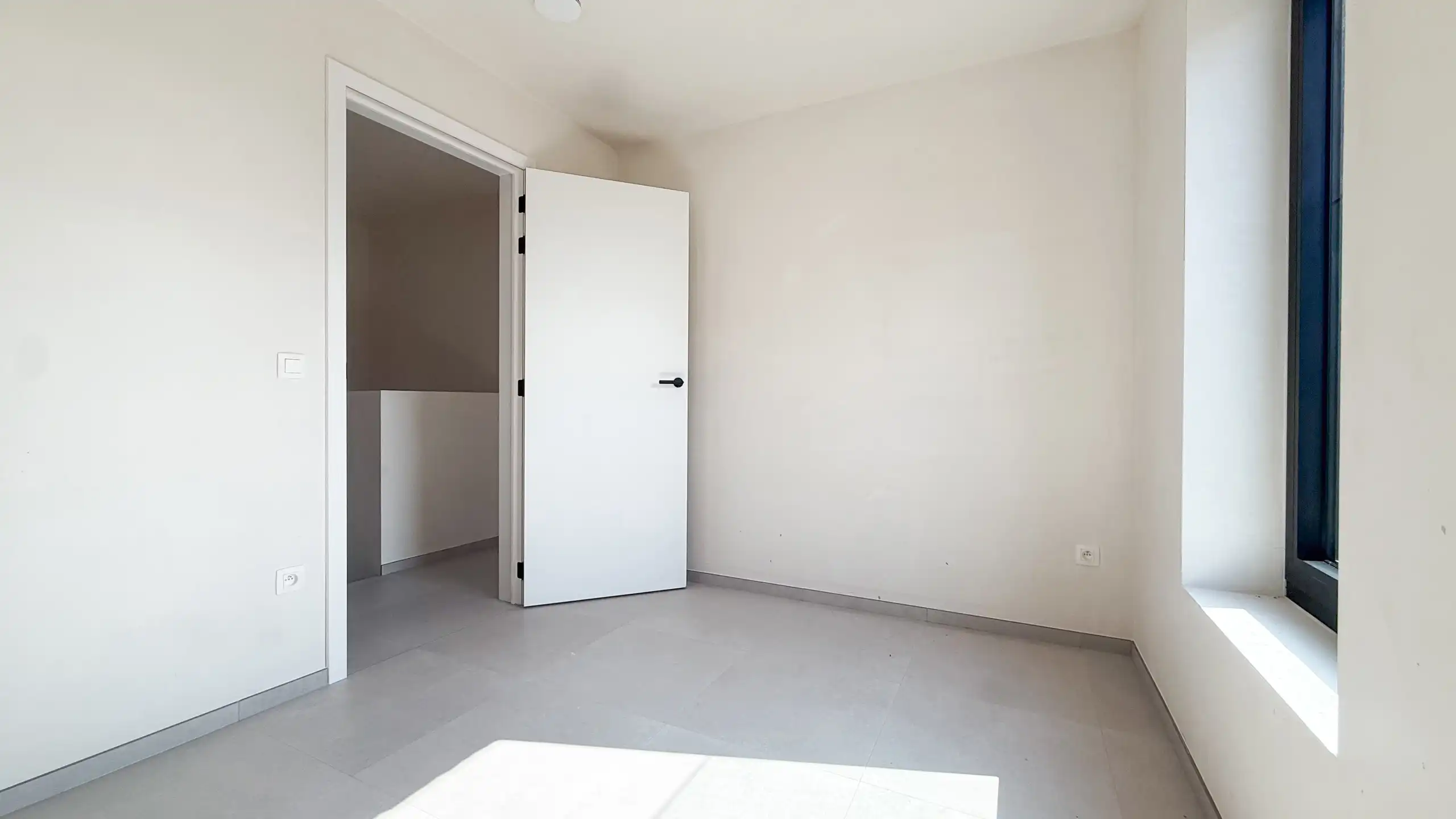 Kwalitatief afgewerkte nieuwbouwwoning op centrale ligging! foto 32