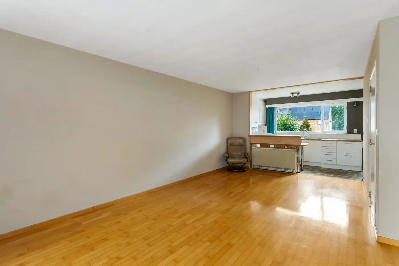 Centraal gelegen, op te frissen woning met 2 à 3 slpk., inpandige garage en tuin foto 6