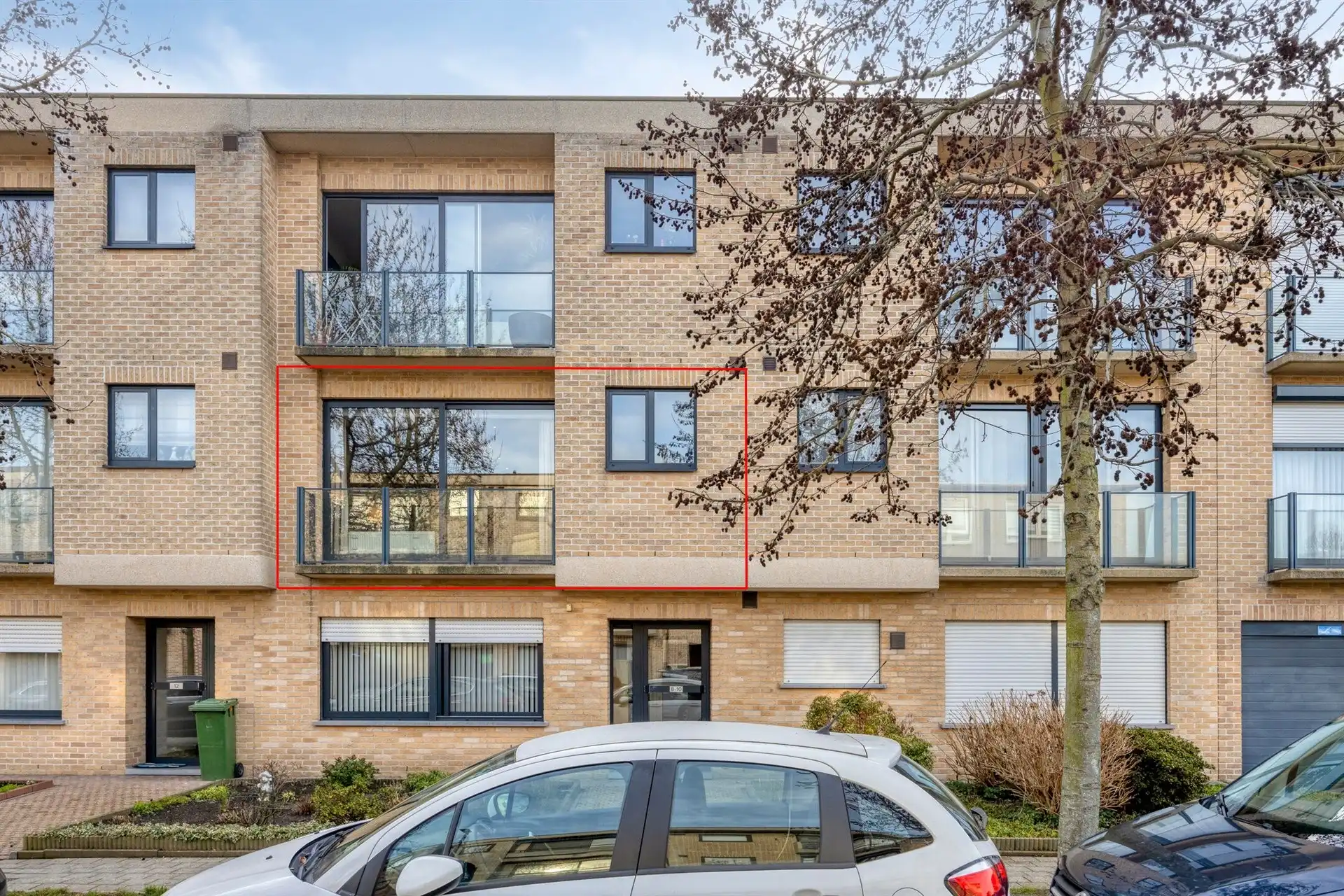 Uitstekend gelegen 3 slaapkamerappartement met 2 autostaanplaatsen (105m²) foto {{pictureIndex}}