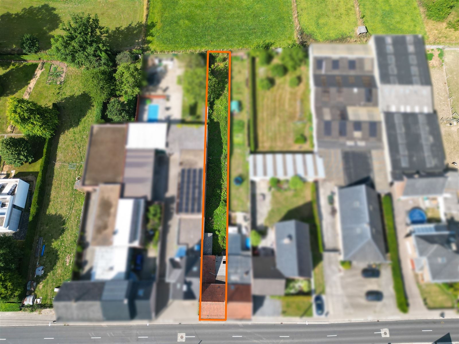 Te renoveren woning met diepe en prachtig gelegen achtertuin foto 2