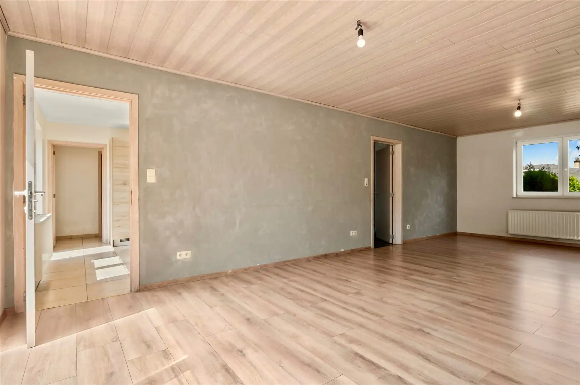 Knappe, ruime instapklare woning met 4 slpks, 2 bdks en tuin foto 9