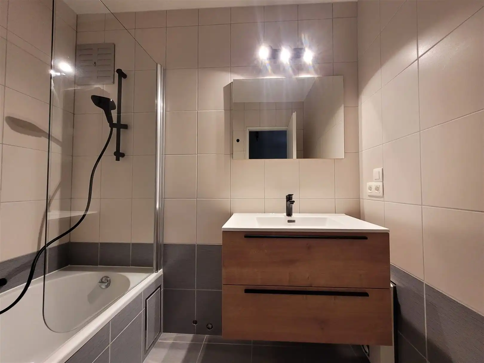 Ongemeubeld appartement met 1 slaapkamer en slaaphoek foto 15