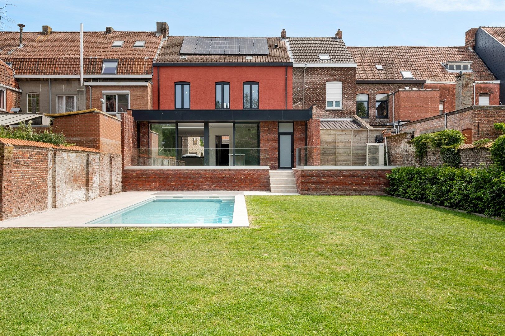 ENERGETISCHE HOOGSTAANDE GERENOVEERDE WONING MET VERWAMRD ZWEMBAD foto 2
