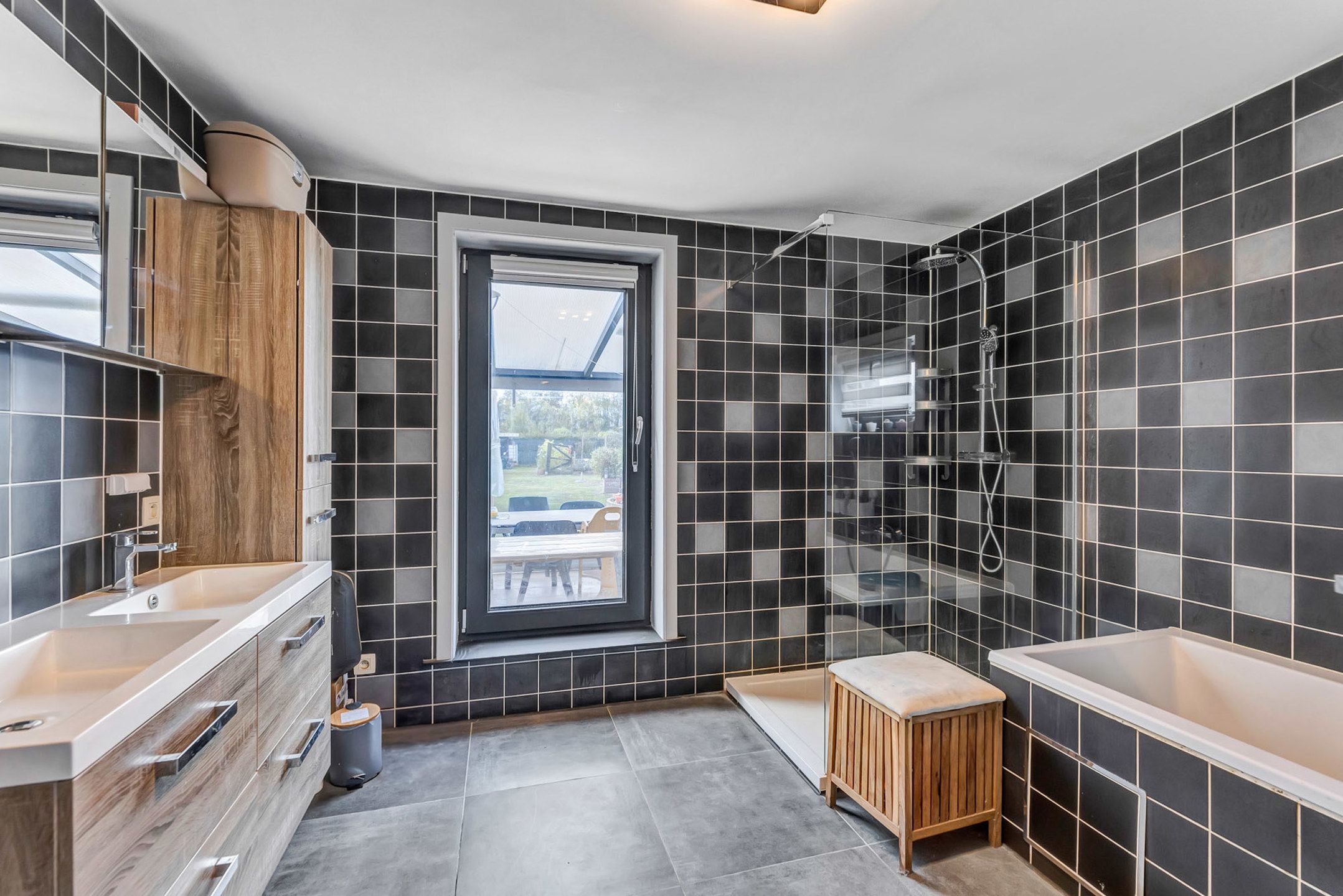 Instapklare woning met garage en ruime tuin foto 11