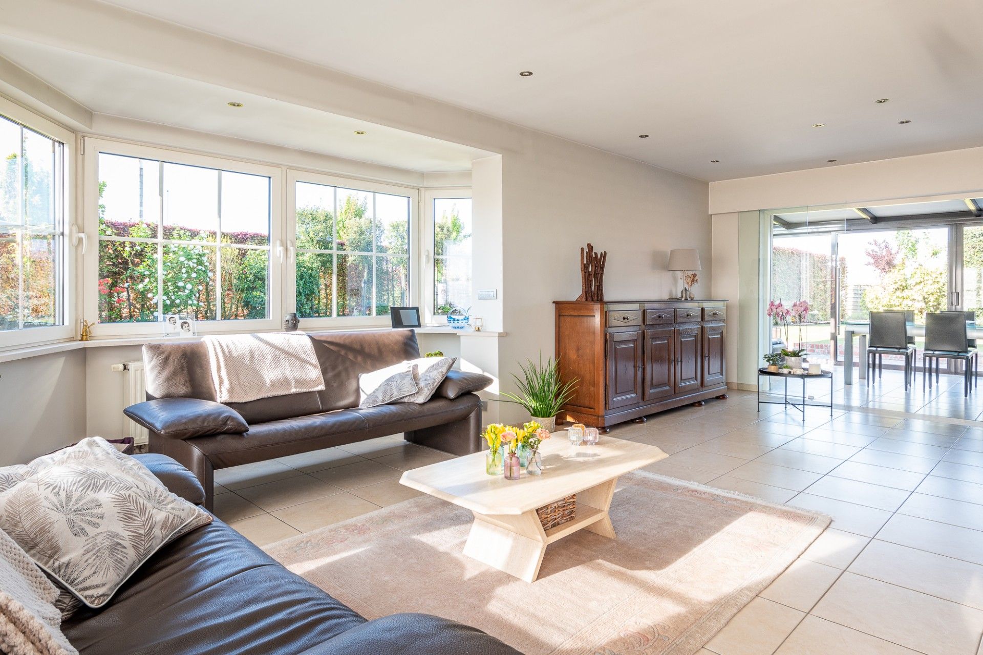 Rustig gelegen, ruime woning met magazijn foto 4