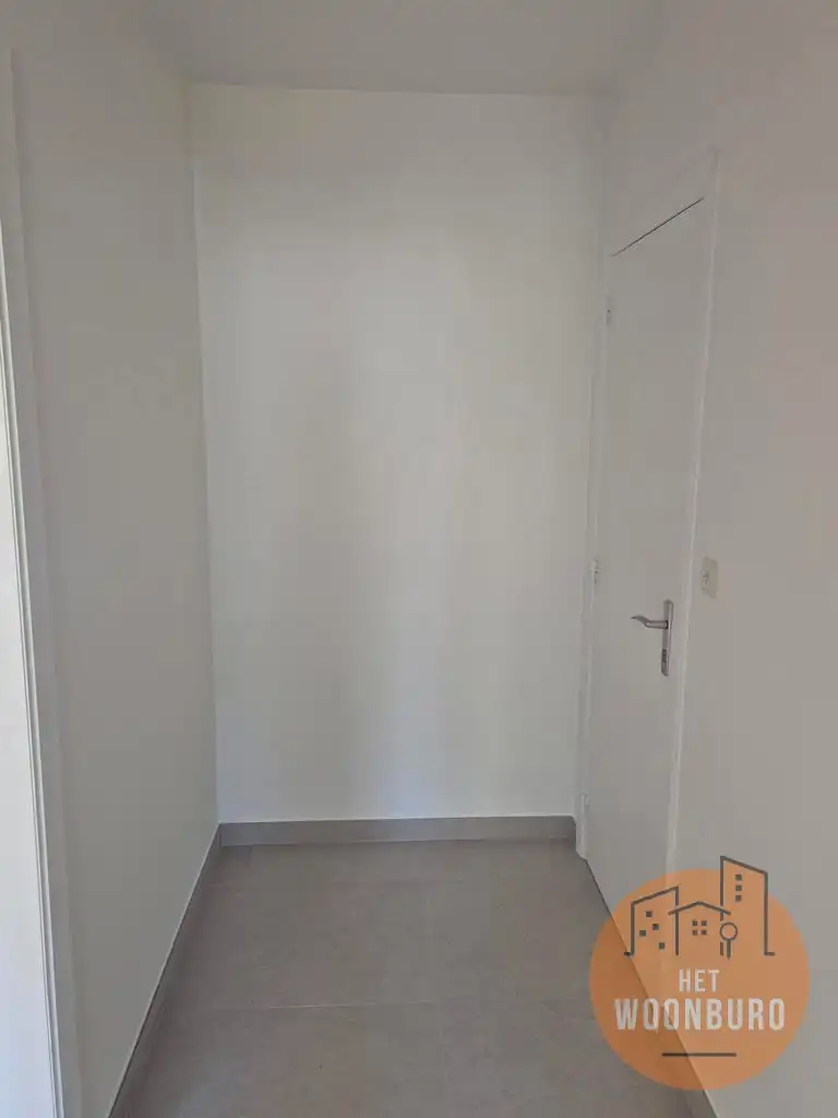 Appartement 2e verd. met 2 slpks, kelder en autostaanplaats foto 3